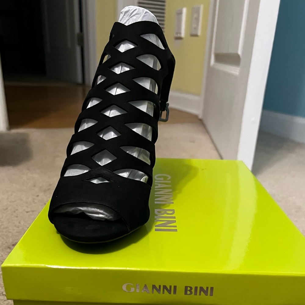 GB black heels. Never worn!